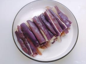 等凉到不太烫手后撕成长条