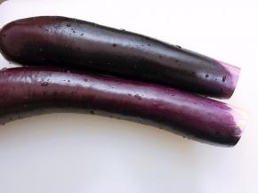 茄子洗净切去头