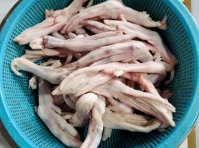 鸭掌解冻清洗干净备用！