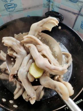 捞出，再次清洗干净，沥干水分备用！