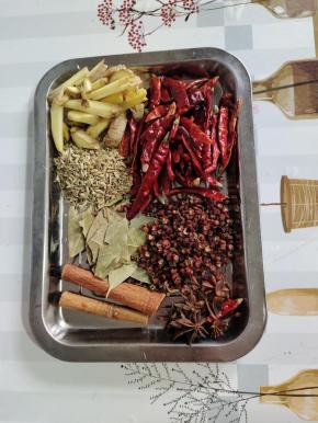 准备好所需的卤料包：
生姜切成条，八角6个，桂皮2个，香叶1把，花椒1大把，干辣椒1大把，小茴香籽1把！