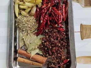 准备好所需的卤料包：
生姜切成条，八角6个，桂皮2个，香叶1把，花椒1大把，干辣椒1大把，小茴香籽1把！