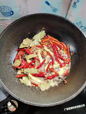 起锅烧油，放入生姜，八角，桂皮，香叶，花椒，干辣椒，小茴香籽炒出香味儿！