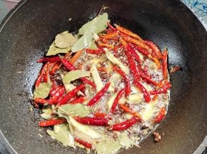 起锅烧油，放入生姜，八角，桂皮，香叶，花椒，干辣椒，小茴香籽炒出香味儿！