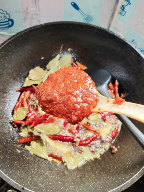 放入一大勺郫县豆瓣酱！