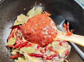 放入一大勺郫县豆瓣酱！