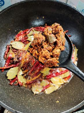 再放入一铲子自制火锅底料!