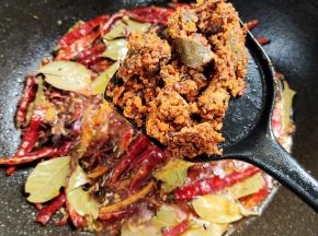 再放入一铲子自制火锅底料!