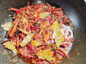 小火慢炒出红油来！