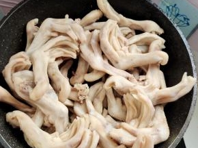 放入鸭掌翻炒均匀！