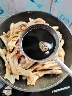 放入一大勺生抽调味儿！