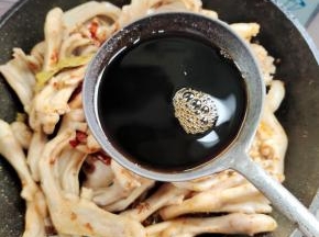 放入一大勺生抽调味儿！