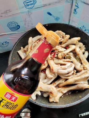 再放入少许的老抽调色！