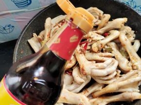 再放入少许的老抽调色！