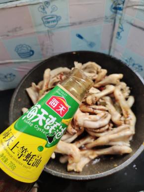 放入一勺蚝油提鲜！