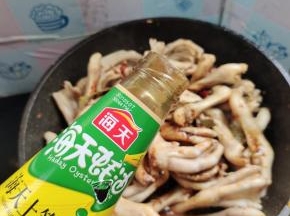 放入一勺蚝油提鲜！