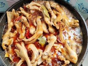 放入适量的水！（水不要太多，水刚好没过鸭掌即可！）