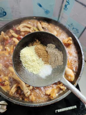 放入一勺盐，一勺胡椒粉，一勺王守义十三香，两勺鸡精翻炒均匀！