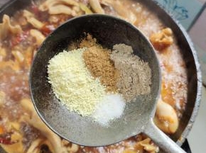 放入一勺盐，一勺胡椒粉，一勺王守义十三香，两勺鸡精翻炒均匀！