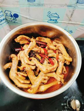 倒入电压力锅内胆中！（鸭掌比较难熟，用压力锅快一点儿，没有压力锅的也可以转小火慢炖两个小时，把鸭掌炖烂糊即可！）