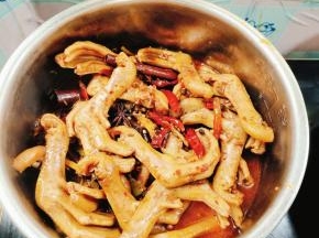 倒入电压力锅内胆中！（鸭掌比较难熟，用压力锅快一点儿，没有压力锅的也可以转小火慢炖两个小时，把鸭掌炖烂糊即可！）