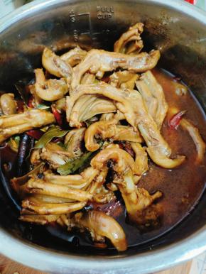 卤好的鸭掌非常的烂糊，放在汤汁儿里面浸泡半天，会更加入味儿哦！