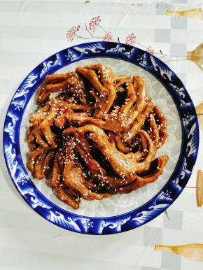 摆盘，撒上适量的熟白芝麻即可开吃！