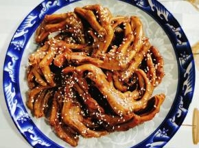 摆盘，撒上适量的熟白芝麻即可开吃！