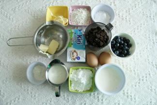 备料。蓝莓洗净备用。6寸阳极模具底部和周围垫好油纸，方便脱模。