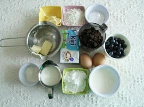 备料。蓝莓洗净备用。6寸阳极模具底部和周围垫好油纸，方便脱模。