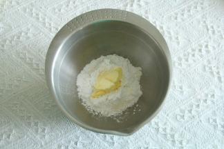 酥粒部分材料混合（黄油冷藏中取出切小块即可），带PVC手套搓。