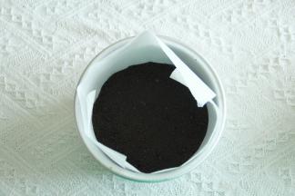 奥利奥碎用擀面杖压成细一些的颗粒，混合融化成液态的黄油，混匀后倒入模具压平，冷藏待用。