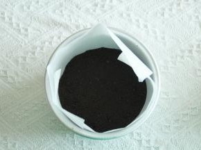 奥利奥碎用擀面杖压成细一些的颗粒，混合融化成液态的黄油，混匀后倒入模具压平，冷藏待用。