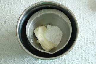 室温软化好的奶油奶酪，放入盆中，倒入糖粉，隔着温热的水搅打顺滑至糖粉融化。