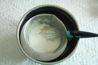 混匀后倒入酸奶，继续搅打均匀。