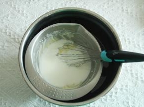 混匀后倒入酸奶，继续搅打均匀。