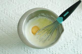 然后2个常温鸡蛋，分次加入，搅打均匀。