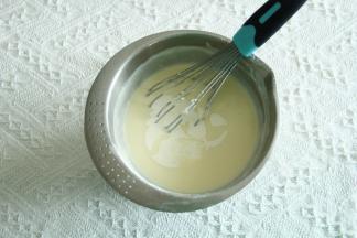 倒入已晾成常温的淡奶油，搅匀。