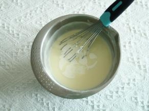 倒入已晾成常温的淡奶油，搅匀。