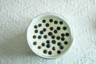 倒入模具中，撒上擦干水分的蓝莓。