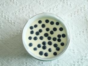 倒入模具中，撒上擦干水分的蓝莓。