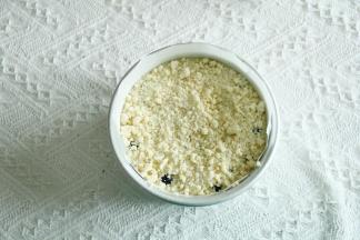 均匀撒上酥粒。