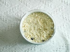 均匀撒上酥粒。