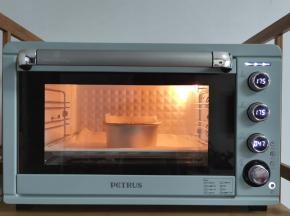 放入预热好的烤箱中层，上下175度烤50分钟。