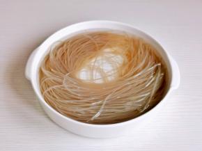 粉条一定提前泡软。