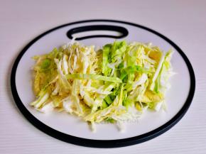 包菜洗净切丝。