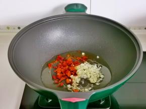 起油锅加入蒜末，辣椒碎煸炒。