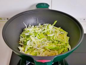 加入包菜翻炒。