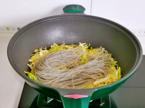 加入泡软的粉条翻炒均匀。