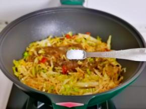 按个人口味加入盐。